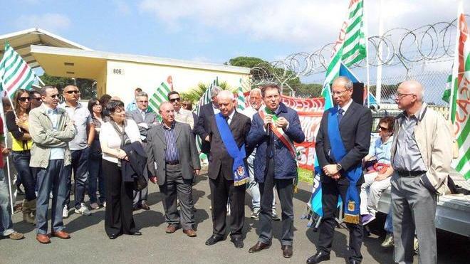 Presidio dei lavoratori e delle autorità contro 67 esuberi a Camp Darby