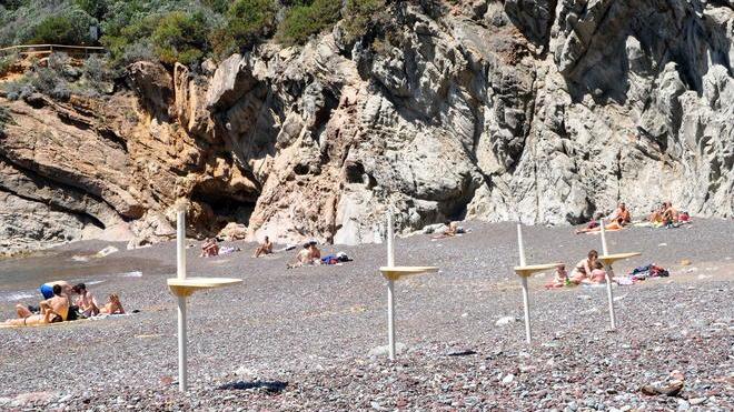 “Cala del Leone è pubblica”: via sdraio e ombrelloni entro 24 ore