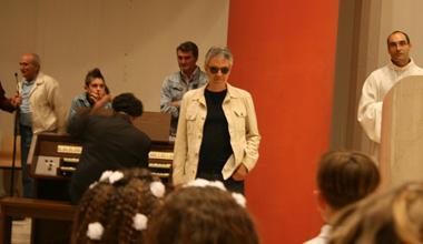 Bocelli a sorpresa alla Santa Famiglia 