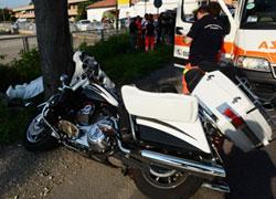 Si scontra con un furgone, muore motociclista 
