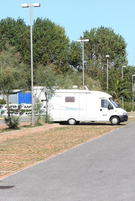 Tentata rapina a coppia di anziani che dorme in auto