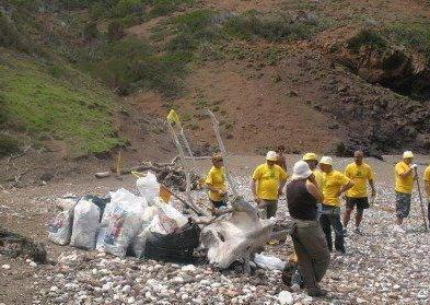 Ripulita la spiaggia di Mangani 