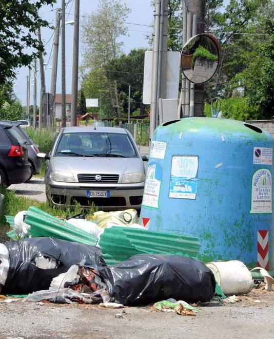 Sporco e panchine, Massa protesta 