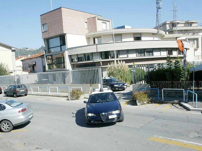 Tenta furto in caserma: arrestato 