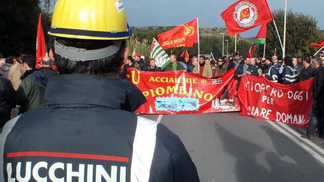 I lavoratori Lucchini in presidio davanti alla Rothschild 