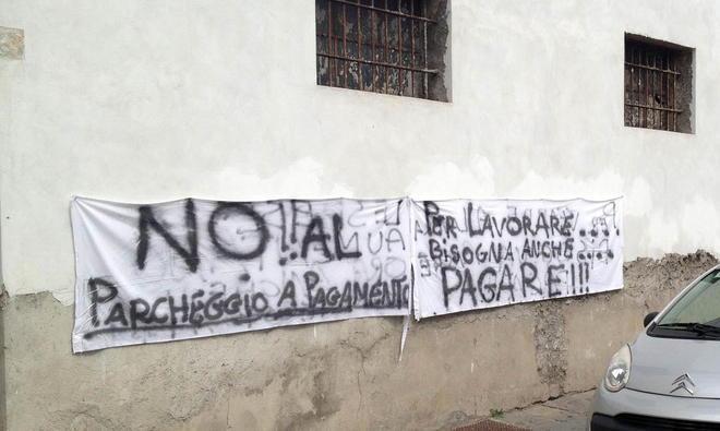 Contro le soste a pagamento raccolta firme e striscioni 