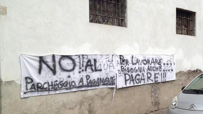 Contro le soste a pagamento raccolta firme e striscioni