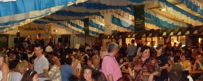 C’è la festa della birra piazza del mercato diventa un po’ Baviera