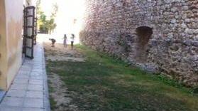 Il sisma fa cadere pietre dalle mura del centro