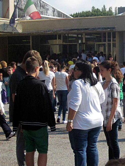 Per centinaia di alunni lezione in giardino 