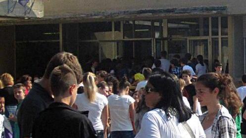 Per centinaia di alunni lezione in giardino