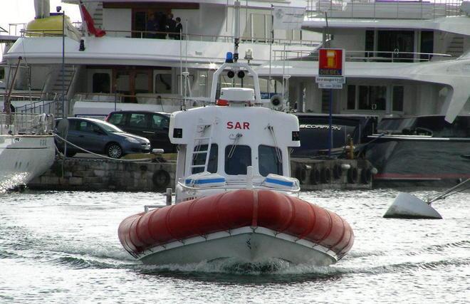 Pescatori abusivi in fuga 