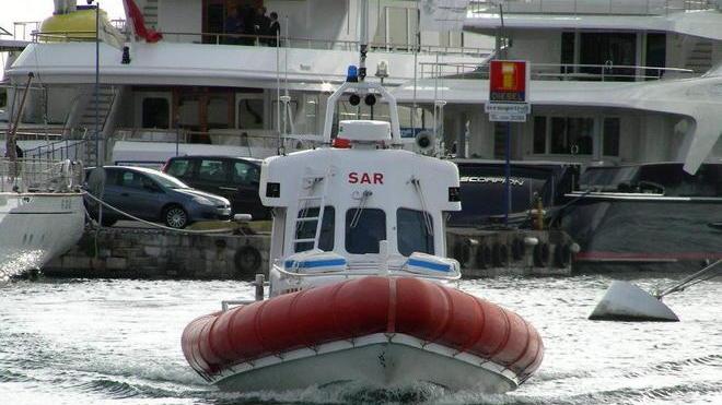 Pescatori abusivi in fuga
