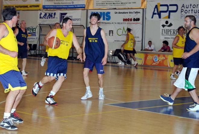 In 417 sul parquet a giocare a basket per 24 ore di fila 