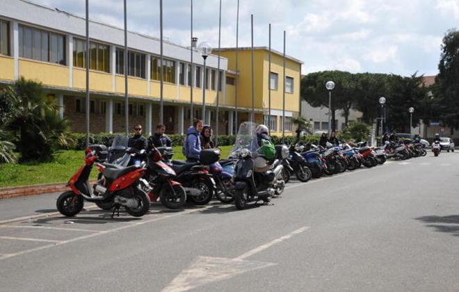 Cade intonaco, chiuso il palasport 