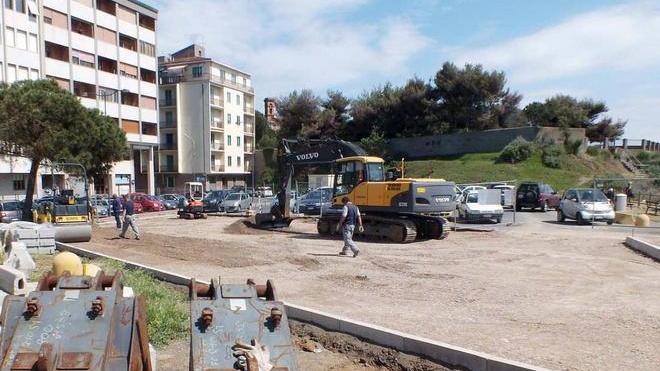 In viale Amendola si lavora per il posteggio
