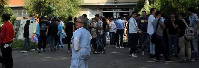 Spaventata dal sisma donna incinta sviene in piazza 