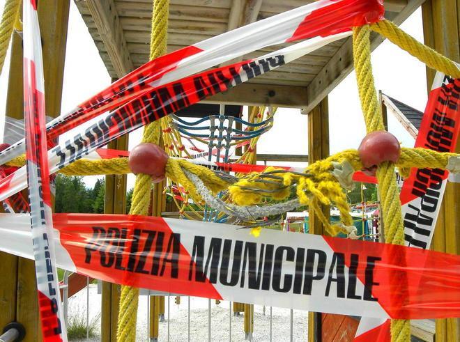 Vandali contro i giochi al parco della Rana 