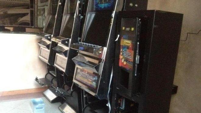 Assaltano le slot, presi 4mila euro