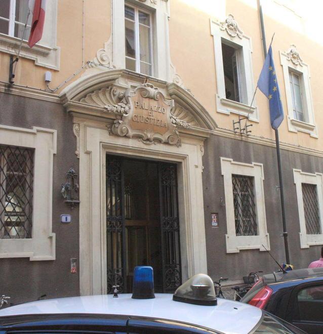 Dipendenti in causa «Tre stipendi e il Tfr non li abbiamo visti»