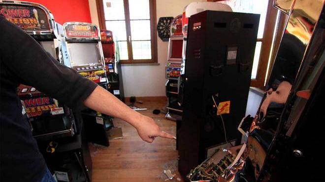 Assalto alle slot a colpi di mazza