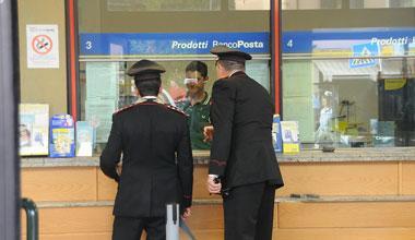 Quattro banditi tentano la rapina alle poste, cliente accusa un malore 