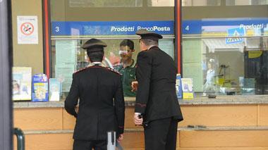 Quattro banditi tentano la rapina alle poste, cliente accusa un malore