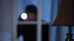 Collesalvetti, ladro si intrufola in casa e le punta la torcia al volto