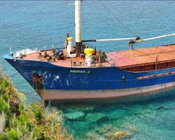 Nave da carico si incaglia sulla scogliera di Capo Sant’Andrea 