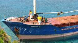 Nave da carico si incaglia sulla scogliera di Capo Sant’Andrea