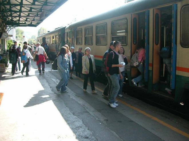 Rompe i vetri di un treno e si autodenuncia 