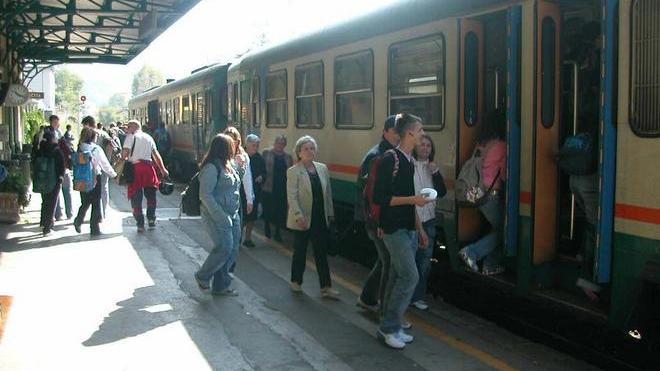 Rompe i vetri di un treno e si autodenuncia