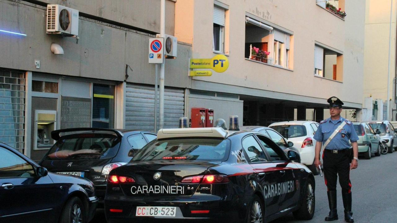 Due incappucciati prendono in ostaggio sei cassiere delle poste