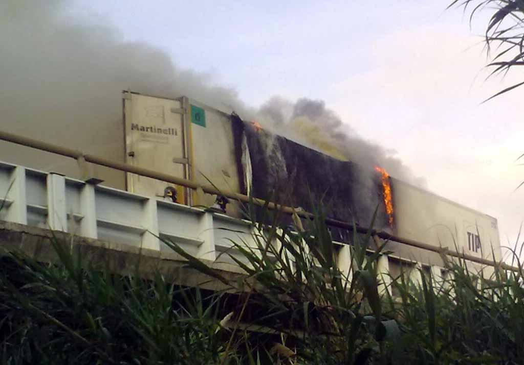 Motrice di un tir prende fuoco su un viadotto dell’A12 