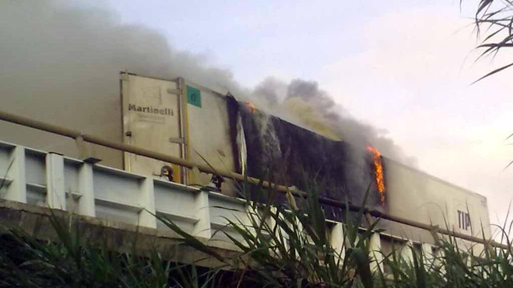 Motrice di un tir prende fuoco su un viadotto dell’A12