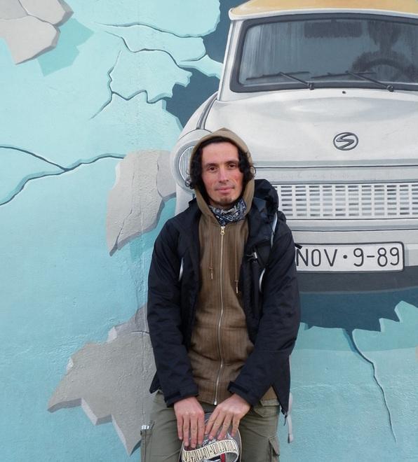 Con lo skateboard lungo la pista di Berlino 