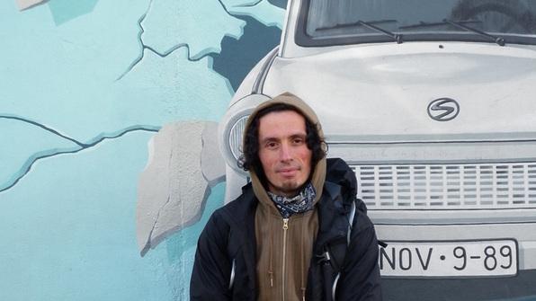 Con lo skateboard lungo la pista di Berlino