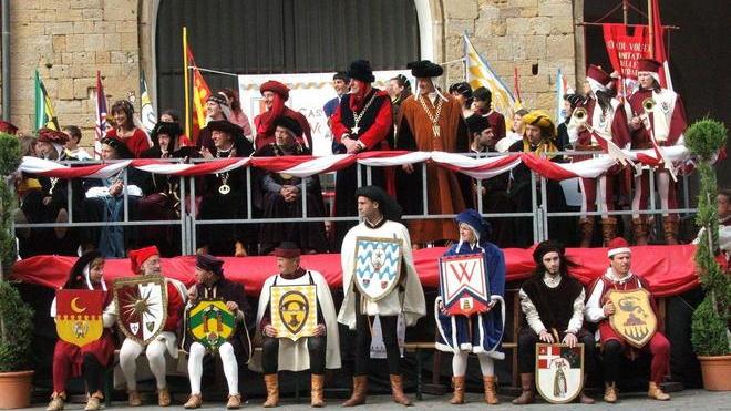 Tiratori medievali a caccia del cero