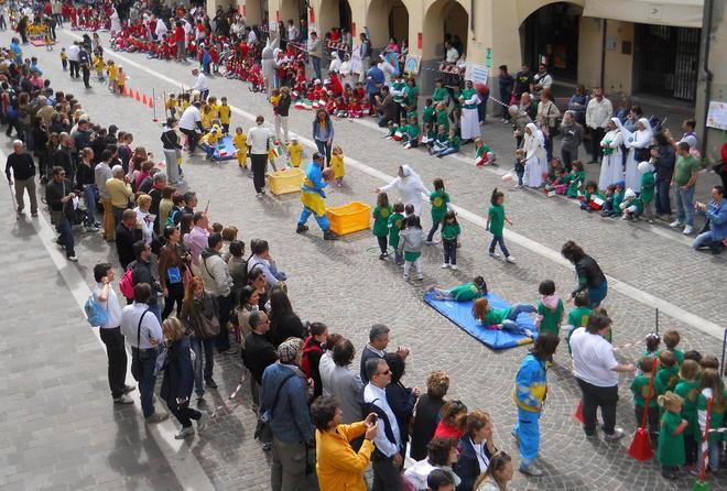 Primarie paritarie, mille bambini sul corso in festa