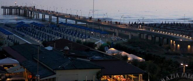 Pietrasanta detta la linea «Bagni aperti fino alle 3» 