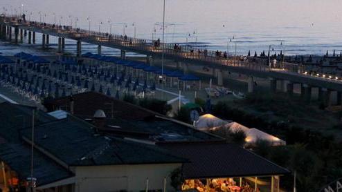 Pietrasanta detta la linea «Bagni aperti fino alle 3»