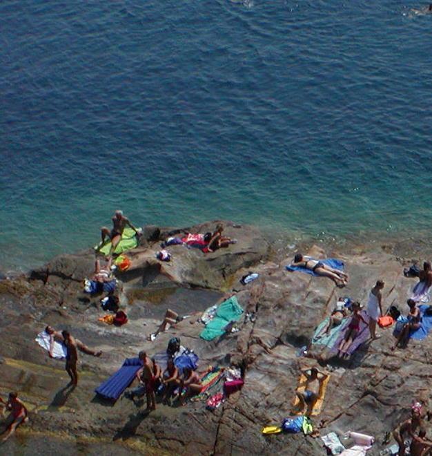 Volo di 2 metri dagli scogli, bagnante ferito Il medico lo raggiunge via mare