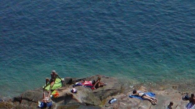 Volo di 2 metri dagli scogli, bagnante ferito Il medico lo raggiunge via mare