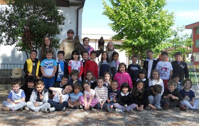 Alunni a lezione nel verde 