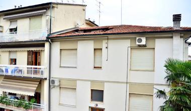 Crolla il tetto di una palazzina, famiglie evacuate 