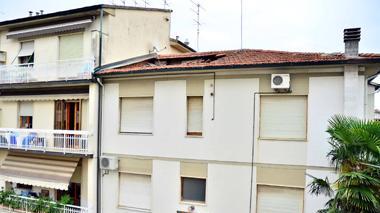 Crolla il tetto di una palazzina, famiglie evacuate