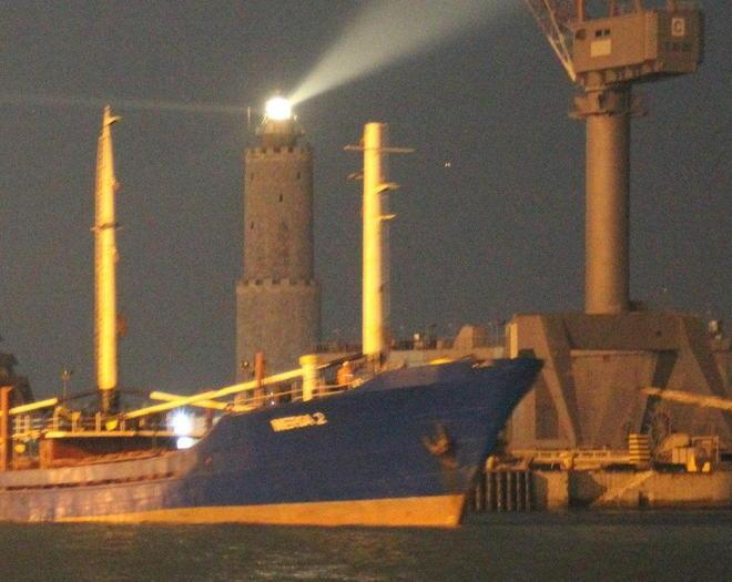 Trasportata a Livorno la nave finita contro gli scogli all’Elba 