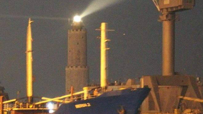 Trasportata a Livorno la nave finita contro gli scogli all’Elba
