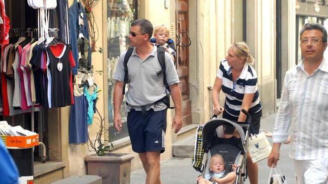 I negozi aperti nei festivi dividono i commercianti