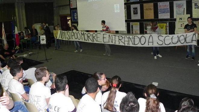 Uno striscione per educare alla legalità